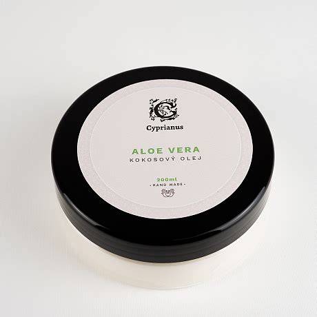 Koláž z rôznych prírodných zložiek ako kokosový olej, med, aloe vera, avokádo.