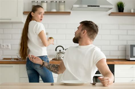 Obrázok ženy s uhorkovými plátkami na očiach