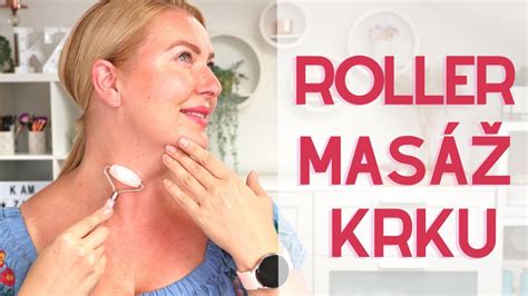 Žena aplikuje plátienkovú masku na tvár s masážnym valčekom