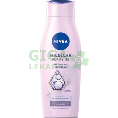 Detailný záber na ružový Nivea micelárny šampón s kvetinovým pozadím.