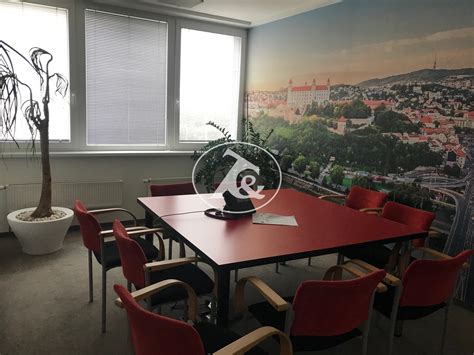 Ilustračný obrázok modernej zdravotníckej kliniky s príjemným interiérom a recepciou