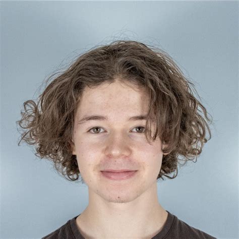 Detailná fotografia rôznych druhov exfoliačných častíc používaných v peelingoch (cukor, soľ, mleté kôstky)