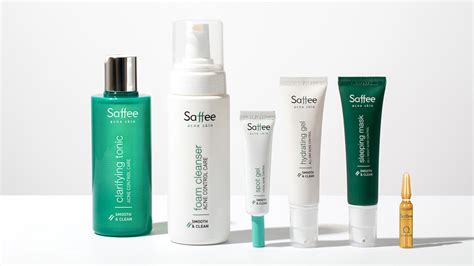 Ilustrácia znázorňujúca proces čistenia pleti s rôznymi typmi produktov