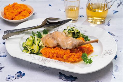 Ilustračná fotografia mrkvy a fľaštičky s mrkvovým olejom