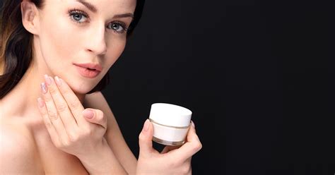 Ilustrácia znázorňujúca postupnosť aplikácie produktov na pleť od najľahšej po najhutnejšiu.