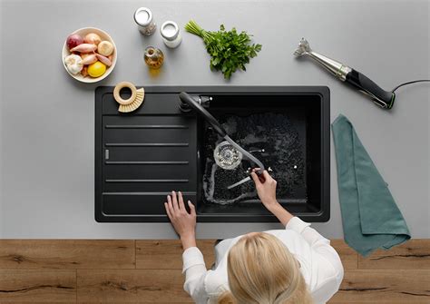 Ilustrácia čistého kuchynského drezu s hubkou a sódou bikarbónou