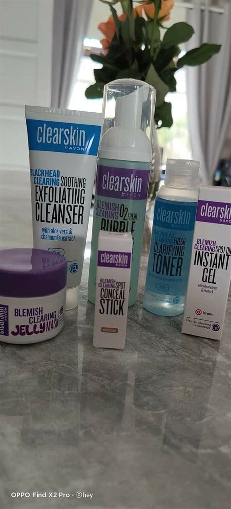 Infografika zobrazujúca kroky starostlivosti o problematickú pleť s produktmi Avon Clearskin