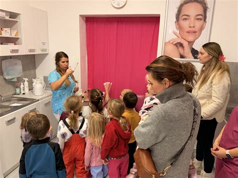 Ilustrácia študentov medicíny počas praktickej výučby na kožnej ambulancii