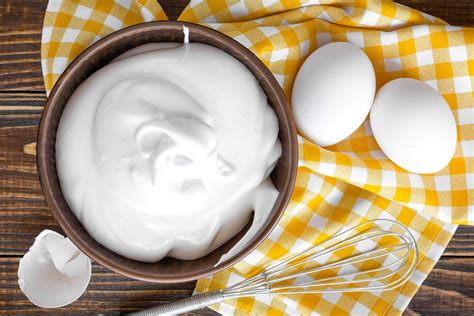 Koláž rôznych jedál pripravených z vaječných bielkov