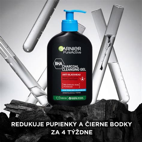 Ilustrácia: Porovnanie pleti pred a po použití produktov s aktívnym čiernym uhlím, zamerané na redukciu čiernych bodiek a zmatnenie.