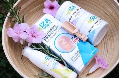 Ilustrácia znázorňujúca správnu starostlivosť o nohy pri mykóze - umývanie, sušenie, aplikácia krému.