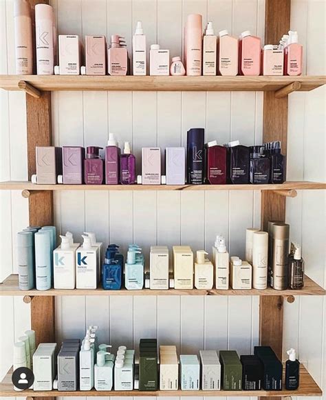 Ukážka rôznych kozmetických produktov s označením 