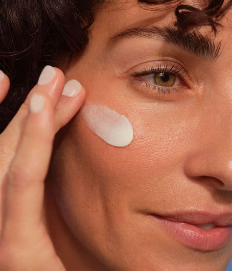 Ilustračná fotografia ženy aplikujúcej krém na tvár.