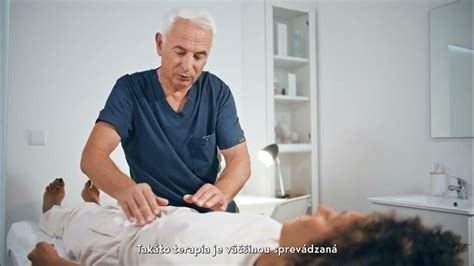 fyzioterapeut vykonáva manuálnu terapiu jazvy po cisárskom reze
