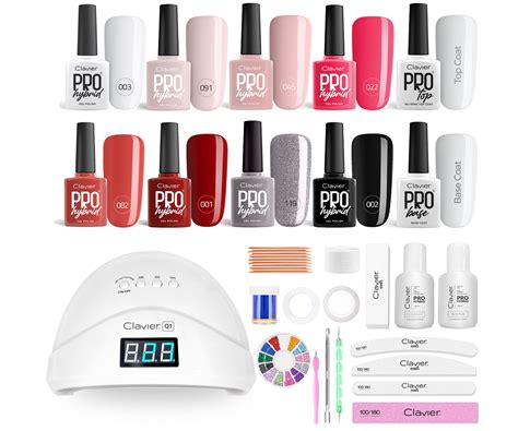 detail nanášania podkladového laku na nechty