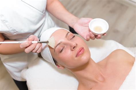 Infografika porovnávajúca fyzické a chemické peelingy