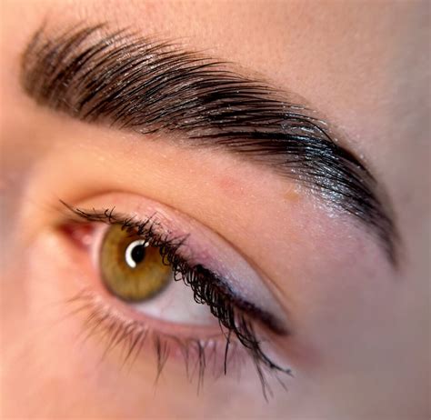 Ilustrácia znázorňujúca rôzne príznaky lupín v obočí: šupinky, začervenanie, svrbenie.