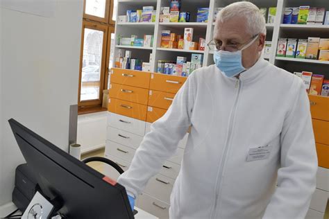 ilustračná fotografia interiéru lekárne s produktmi dermokozmetiky