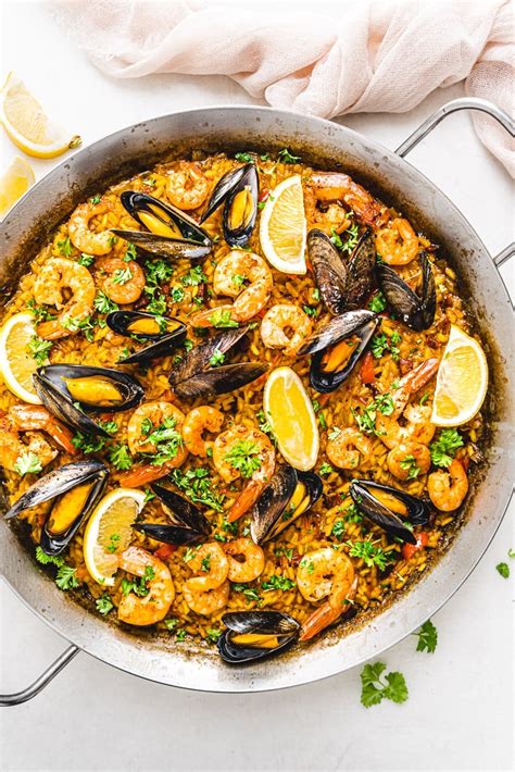 Dizajnérska ilustrácia arganového stromu s plodmi a kvapkami oleja