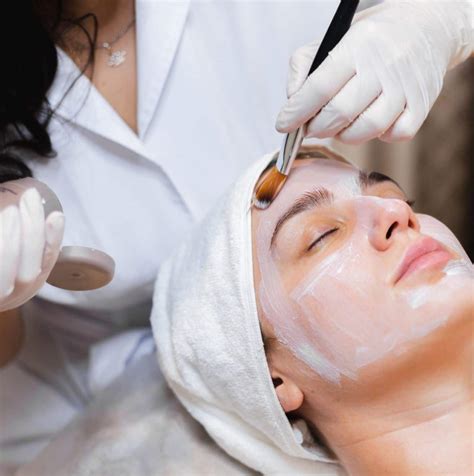 Ilustrácia správnej techniky nanášania telového peelingu