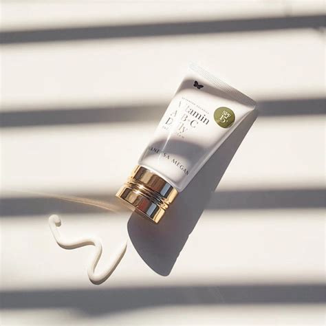 Schéma zloženia pleťového krému s označením SPF a potenciálne problematických zložiek