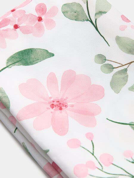 Detail vzorovaného bavlneného úpletu s kvetinovým motívom