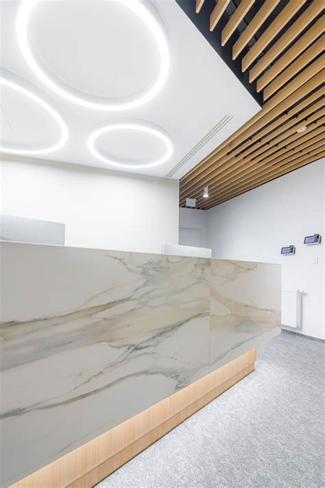 Ilustračná fotografia modernej a príjemnej recepcie súkromnej kliniky