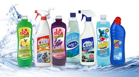 Koláž produktov na akné: krémy, gély, čistiace prostriedky a doplnky stravy