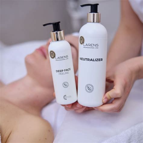 Detailný záber pokožky počas fázy olupovania po chemickom peelingu.