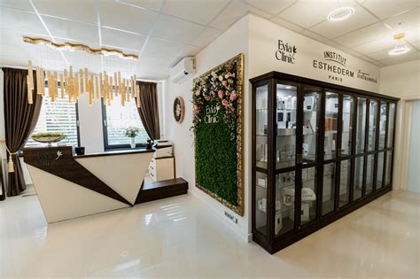 Ilustračná fotografia modernej kliniky estetickej medicíny s recepciou a čakárňou.