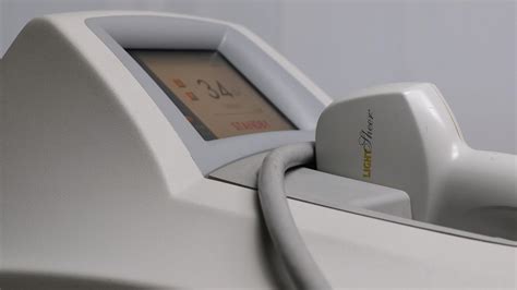 Detailná fotografia laserového epilačného prístroja s popisom jeho funkcie.