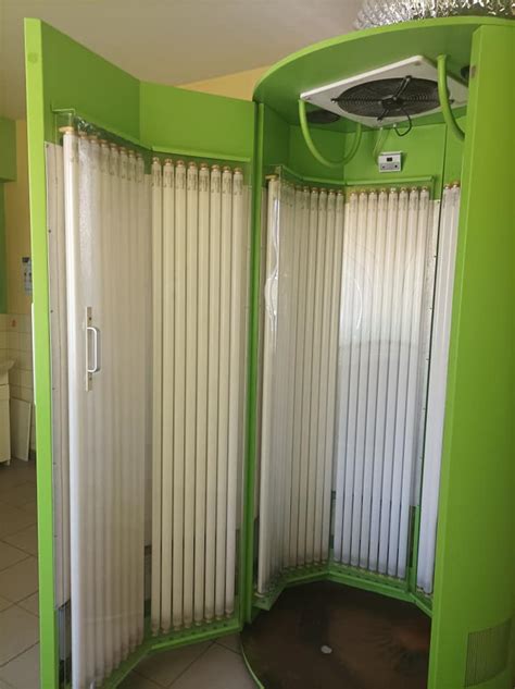 Luxusné vertikálne solárium s detailným popisom.