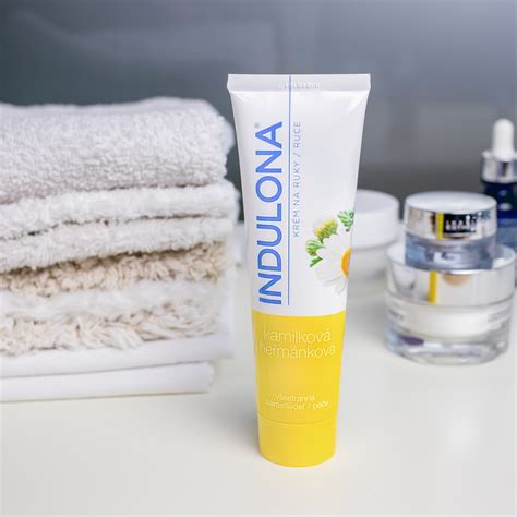 Ilustračná fotografia konopného krému a jeho zložiek.