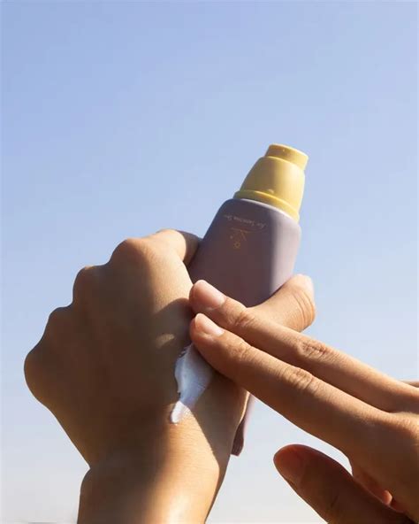 Osoba aplikujúca opaľovací krém na tvár