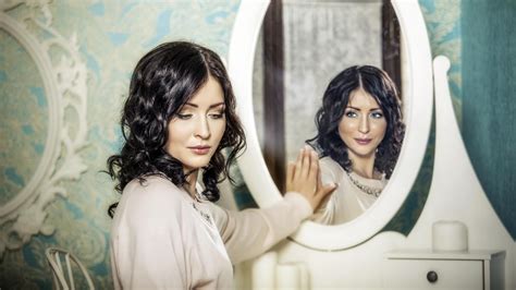 Ilustračná fotografia ženy s pleťou stredného veku, ktorá sa usmieva.