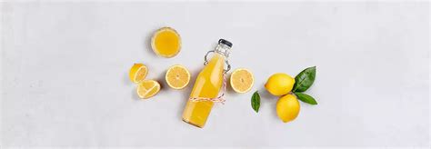 Ilustrační obrázek čerstvých citronů a citronové šťávy