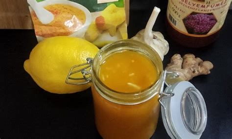 Koláž fotografií ingrediencí pro domácí masky: citron, med, kurkuma, zelený čaj, rajče, vaječný bílek