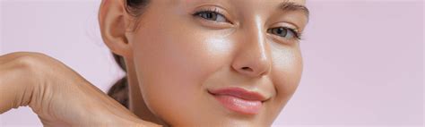 Ilustračná fotografia ženy s jemným a rozjasneným make-upom v štýle 