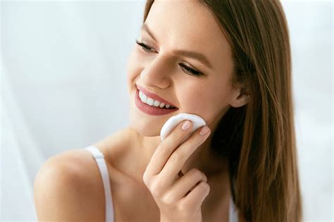 Ilustrácia dvojstupňového čistenia tváre