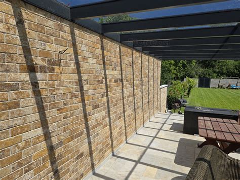 Ilustrácia porovnávajúca mužskú a ženskú pokožku s vyznačenými rozdielmi v hrúbke a produkcii kožného mazu.