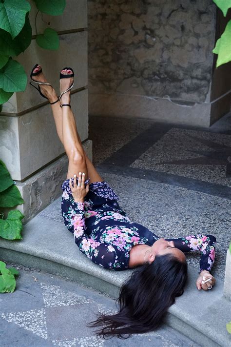 Koláž rôznych anti-age krémov a sér pre mužov od rôznych značiek.