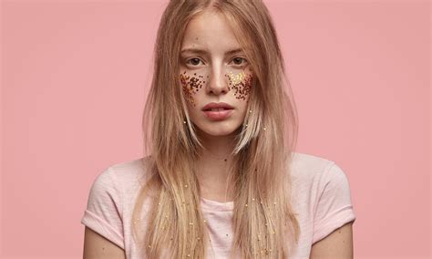 Infografika znázorňujúca rôzne typy kožných vyrážok (pupienky, pľuzgiere, škvrny)