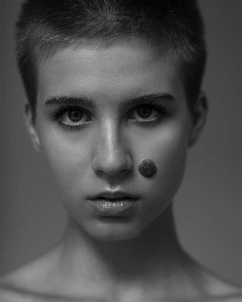 detailná fotografia pavúčieho znamienka na tvári