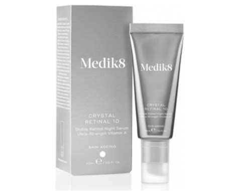 Ukážka rôznych dermokozmetických produktov určených na liečbu seboroickej dermatitídy, ako sú šampóny, krémy a séra.