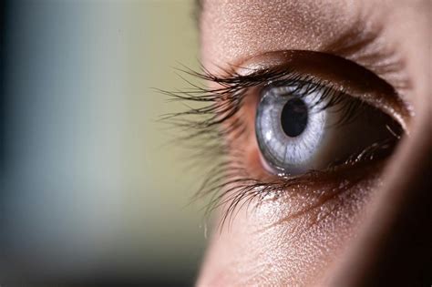 Fotografia ženy s lesklými, zdravými vlasmi, ktoré pôsobia prirodzene a nie sú zaťažené.