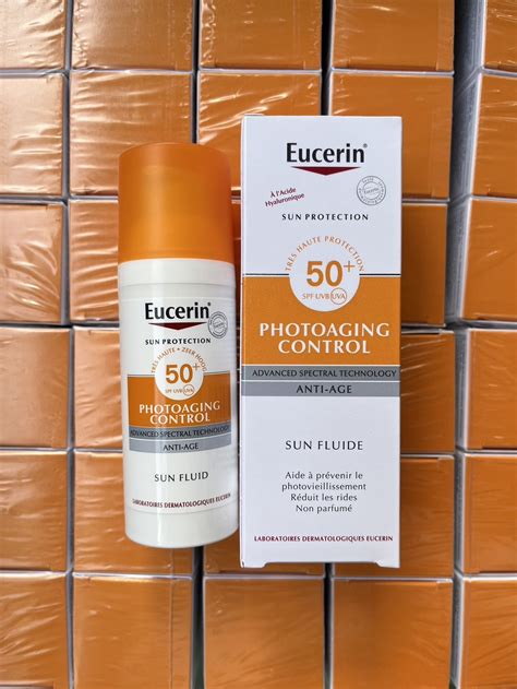 Detailný záber na balenie krému Eucerin Sun Photoaging Control SPF 50 s dôrazom na textúru.