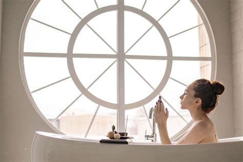 dievča si robí peeling celého tela v sprche