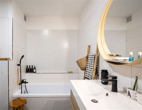 žena v kúpeľni s kozmetikou na samoopálenie