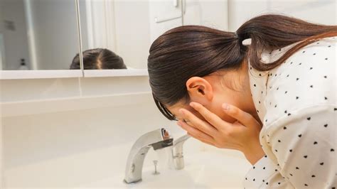 Žena si jemne umýva tvár čistiacim gélom.