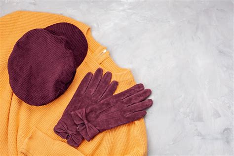 Ilustračná fotografia rôznych pletených predmetov ako sú čiapky, šály, svetríky a hračky.